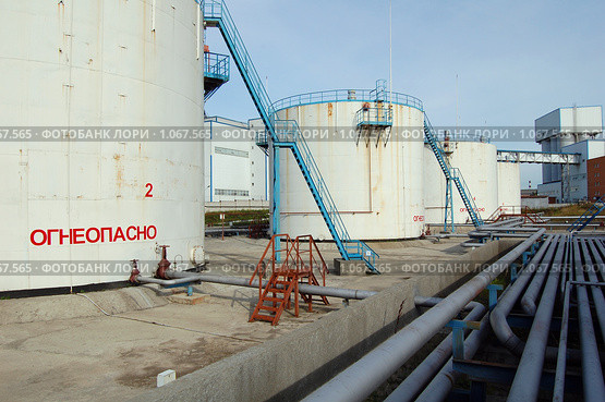 Нефтебаза. Резервуарный парк и трубопровод. Стоковое фото, фотограф Наталья Крупская / Фотобанк Лори