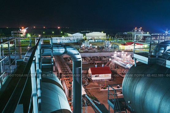 Нефтегазовая промышленность , резервуары, территория предприятия ( ночная съемка ) Стоковое фото, фотограф Павел Просянов / Фотобанк Лори