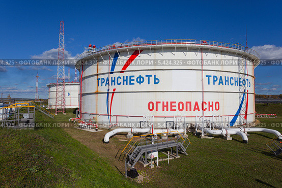 Нефтехранилище. Редакционное фото, фотограф Igor Lijashkov / Фотобанк Лори
