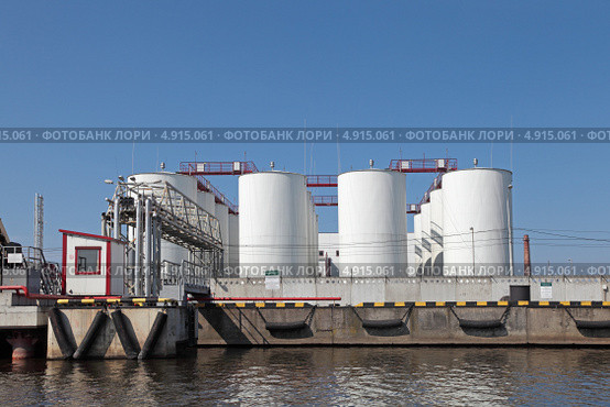 Нефтеналивной терминал на набережной Калининграда. Стоковое фото, фотограф Игорь Долгов / Фотобанк Лори