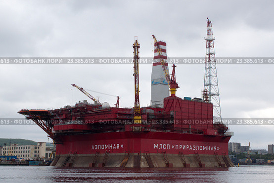 Нефтяная платформа "Приразломная" в Кольском заливе (2011 год). Редакционное фото, фотограф Константин Кандыба / Фотобанк Лори