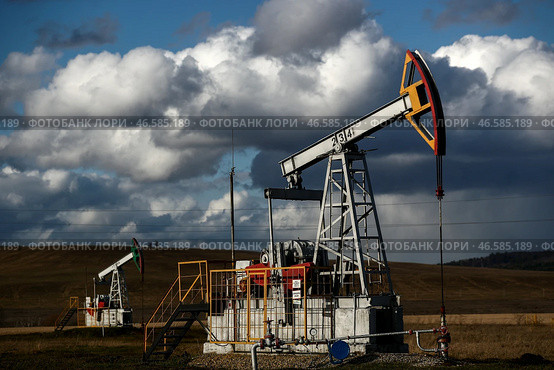 Нефтяные станки-качалки. Стоковое фото, фотограф Егор Алеев / ТАСС / Фотобанк Лори