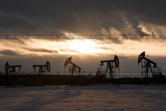 Нефтяные станки-качалки. Стоковое фото, фотограф Егор Алеев / ТАСС / Фотобанк Лори