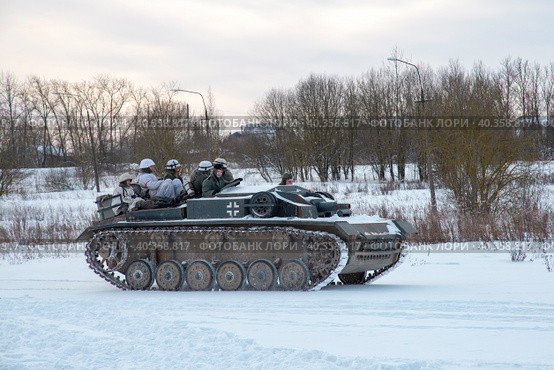 Немецкие солдаты на Sturmgeschütz III (StuG III). Реконструкция Сталинградской Битвы (2023 год). Редакционное фото, фотограф Анна Карасева / Фотобанк Лори