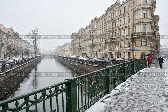 Ненастная весенняя погода в Санкт-Петербурге. На набережных канала Грибоедова. Вид с Кокушкина моста (2017 год). Стоковое фото, фотограф Александр Алексеев / Фотобанк Лори