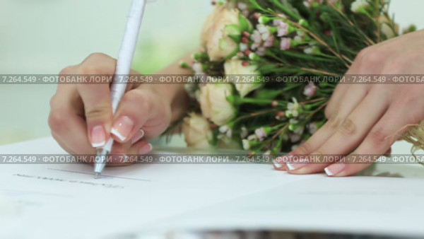 Невеста подписывает документ. Стоковое видео, видеограф Потийко Сергей / Фотобанк Лори