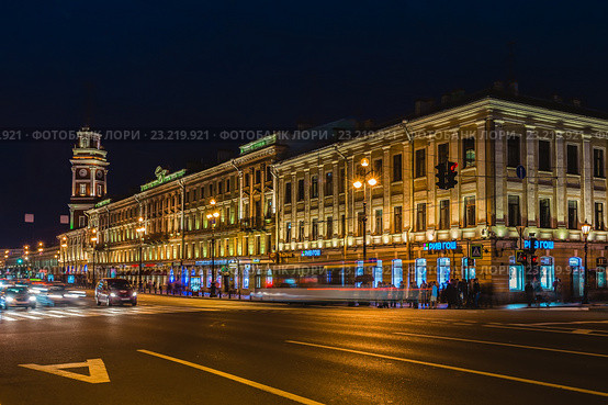 Невский проспект в ночное время. Санкт-Петербург (2015 год). Редакционное фото, фотограф Anna P. / Фотобанк Лори