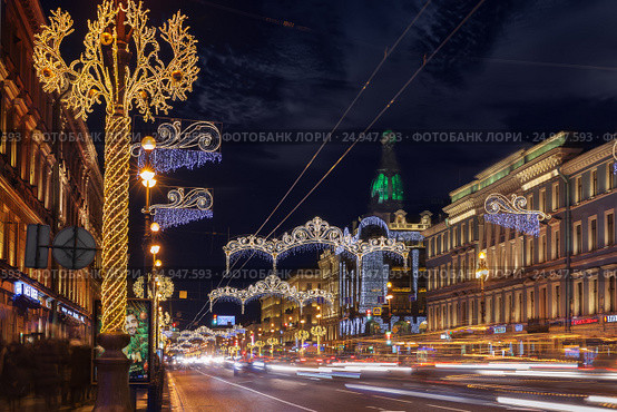 Nevsky Prospect at night Christmas illumination in St. Petersburg (2017 год). Редакционное фото, фотограф Anna P. / Фотобанк Лори