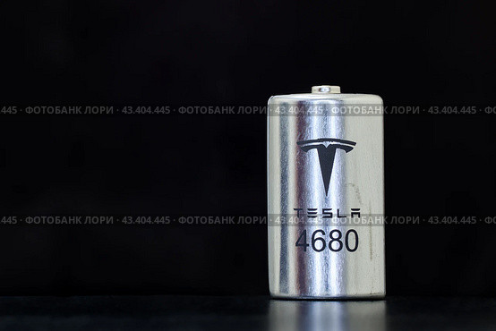 New 4680 cell Tesla battery cell with new chemistry, St. Petersburg, Russia, January 9, 2022. Стоковое фото, фотограф Владимир Григорьев / Фотобанк Лори
