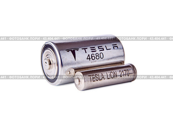 New Tesla 4680 battery compared to old 2470, St. Petersburg, Russia, January 6, 2022. Стоковое фото, фотограф Владимир Григорьев / Фотобанк Лори