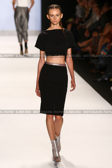 NEW YORK, NY - SEPTEMBER 05: A model walks the runway at the Project Runway (Alexander Knox) show during MBFW Spring 2015 at Lincoln Center on September 5, 2014 in NYC. Редакционное фото, фотограф Anton Oparin / Фотобанк Лори