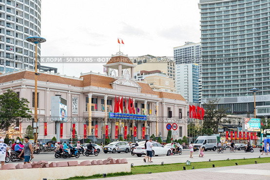 Nha Trang, Vietnam - May 10, 2025: The theater building on the central square of Asia and rush hours traffic jam on the evening. Редакционное фото, фотограф Ирина Михайличенко / Фотобанк Лори