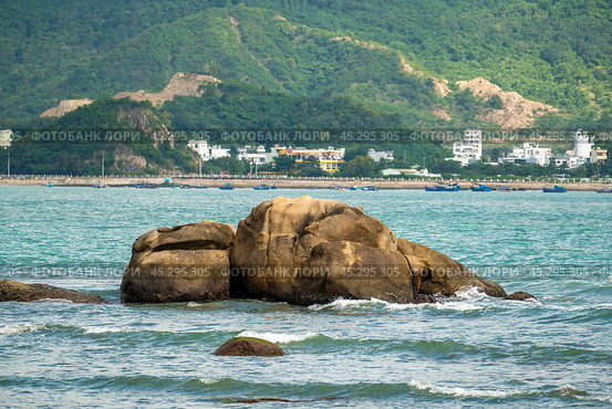 Nha Trang, Vietnam's coastal beauty unfurls in vibrant spectacle during day. stones and golden sands meet azure sea under radiant sun, creating picturesque panorama of beaches and clear waters. Стоковое фото, фотограф Павел Муравьев / Фотобанк Лори