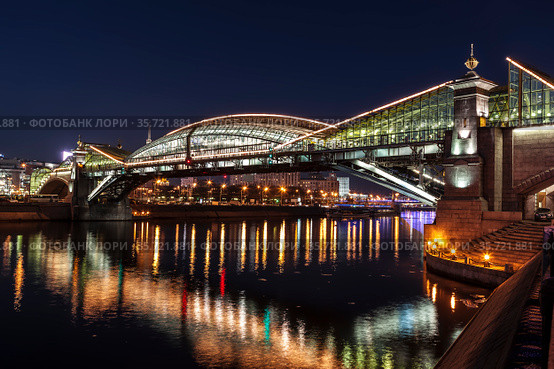 Night Moscow, view of the Bogdan Khmelnitsky Bridge over the Moscow River. Russia (2013 год). Стоковое фото, фотограф Наталья Волкова / Фотобанк Лори