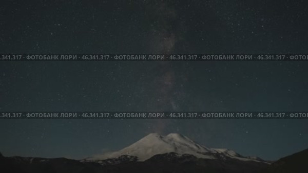 Night sky above Mount Elbrus and dawn. Стоковое видео, видеограф Михаил Коханчиков / Фотобанк Лори