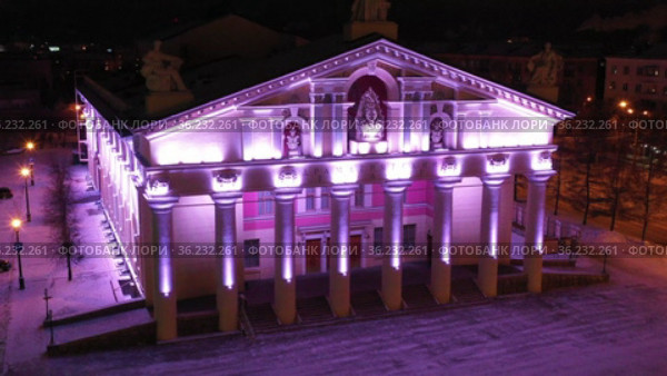 Night top view of the building of the drama theater. Стоковое видео, видеограф Евгений Ткачёв / Фотобанк Лори