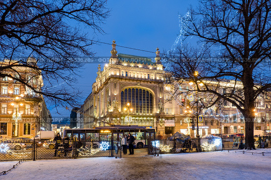 Night view of Nevsky Prospekt, Eliseyev Emporium and Christmas illumination. St. Petersburg. Russia (2017 год). Редакционное фото, фотограф Ольга Визави / Фотобанк Лори