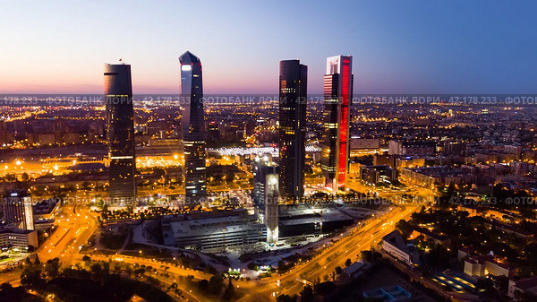 Night view of the four towers - Cuatro Torres of the business district in Madrid. Spain. Стоковое фото, фотограф Яков Филимонов / Фотобанк Лори