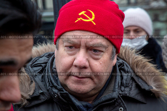 Николай Николаевич Платошкин принимает участие в акции коммунистов на площади Революции в центре города Москвы, Россия (2022 год). Редакционное фото, фотограф Николай Винокуров / Фотобанк Лори