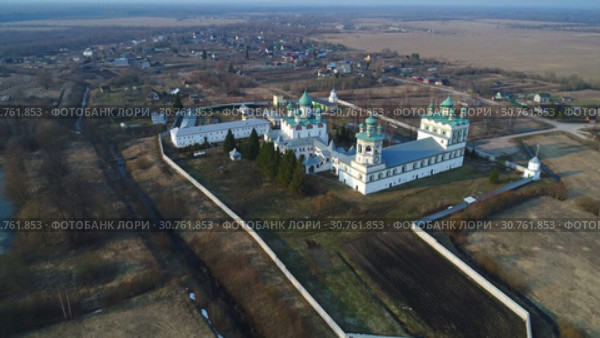 Николо-Вяжищский монастырь в апрельском пейзаже (аэросъемка). Новгородская область, Россия (2019 год). Стоковое видео, видеограф Виктор Карасев / Фотобанк Лори