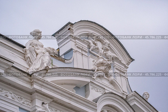 Нимфы и купидоны под крышей роскошной усадьбы. Редакционное фото, фотограф Илья Старков / Фотобанк Лори