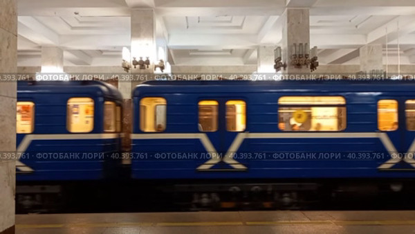 Нижний Новгород, Россия, станция метро "Московская", 15.07.2021. Нижегородский метрополитен. Поезд отправляется со станции метро "Московская" Нижегородского метрополитена. Высококачественные кадры в формате FullHD (2022 год). Редакционное видео, видеограф Egor Sarantstv / Фотобанк Лори
