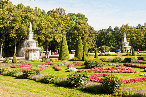 Нижний парк в солнечный день. Петергоф (2015 год). Редакционное фото, фотограф E. O. / Фотобанк Лори