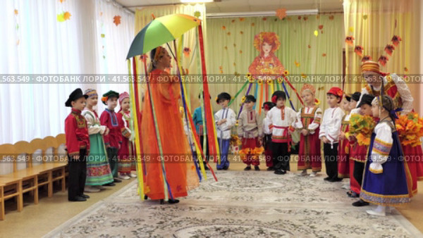 Nizhny Novgorod, Russia, 1a Gleb Uspensky str., kindergarten No.340., 19.26.2023. Matinee in kindergarten, Autumn Festival. Children in beautiful suits and sundresses are standing in a semicircle and having fun. High quality 4k footage Нижний Новгород, Россия, ул. Глеба Успенского, 1а, детский сад №340., 26.19.2023. Утренник в детском саду, Осенний праздник. Дети в красивых костюмах и сарафанах стоят полукругом и веселятся. Редакционное видео, видеограф Egor Sarantstv / Фотобанк Лори
