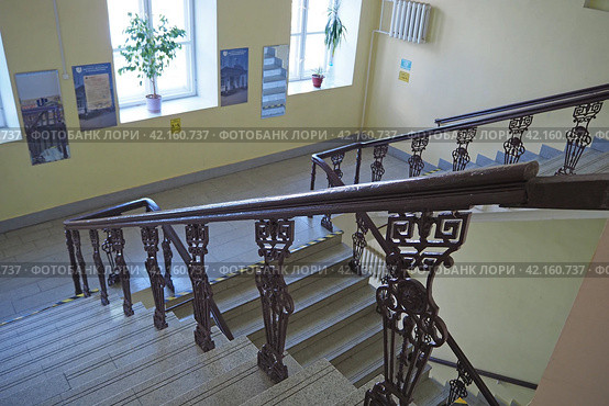Nizhny Novgorod, Russia, Gagrina avenue 23, Lobachevsky University, 29.01.2022. A beautiful staircase with marble steps and wrought iron railings in the University building. Стоковое фото, фотограф Egor Sarantstv / Фотобанк Лори
