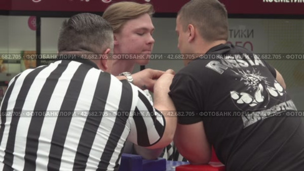 Nizhny Novgorod, Russia, Sovetskaya Square 5. 04.06 2024. Arm wrestling. Hand wrestling between two participants. Combat sports. Hand-to-hand combat. High quality 4k footage. Редакционное видео, видеограф Egor Sarantstv / Фотобанк Лори