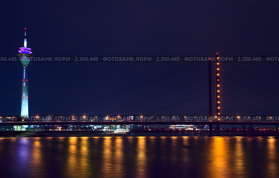 Ночная панорама на вантовый мост и телевизионную башню, Дюссельдорф, Германия (2011 год). Стоковое фото, фотограф Николай Винокуров / Фотобанк Лори