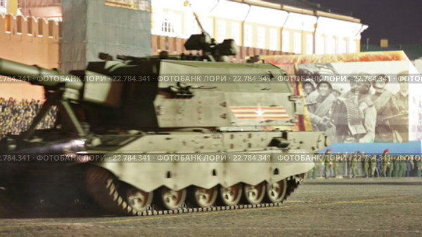 Ночная репетиция парада на Красной площади в честь 71-й годовщины Победы. Колонна российских дивизионных самоходных гаубиц "Мста-С" и новых самоходных гаубиц бригадного звена "Коалиция-СВ" (2016 год). Редакционное видео, видеограф Игорь Долгов / Фотобанк Лори