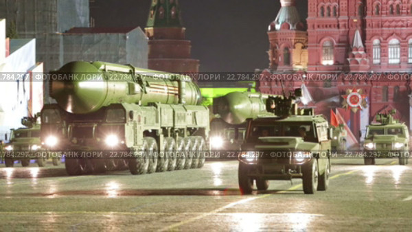 Ночная тренировка парада на Красной площади в честь 71-й годовщины Победы в Великой Отечественной войне (май, 2016). Российская мобильная межконтинентальная баллистическая ракета с разделяющейся головной частью PC-24 "Ярс" Редакционное видео, видеограф Игорь Долгов / Фотобанк Лори
