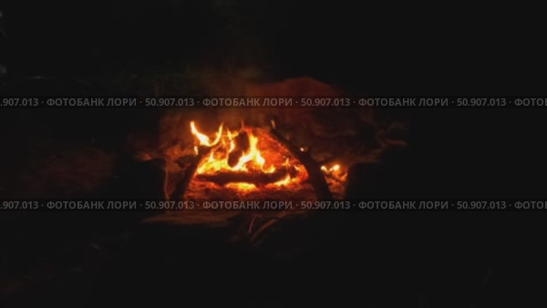 Ночной костер. Стоковое видео, видеограф Степан Столбовский / Фотобанк Лори