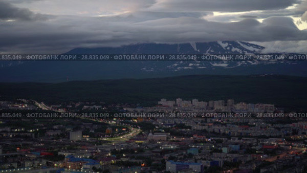 Ночной летний вид на город Петропавловск-Камчатский, вулкан Корякская сопка (2018 год). Стоковое видео, видеограф А. А. Пирагис / Фотобанк Лори