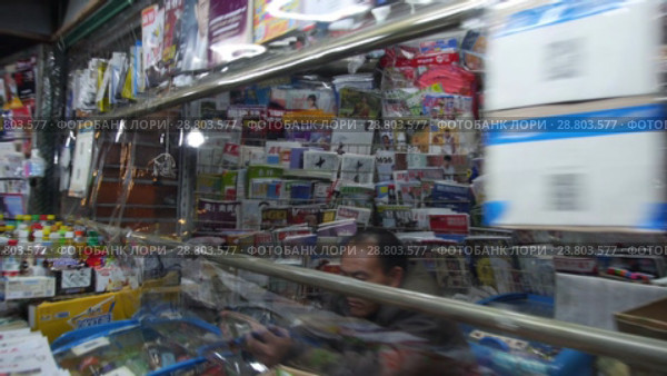Ночной Пекин. Газетный киоск. Beijing in evening - Newsstand. (2017 год). Стоковое видео, видеограф Евгений Романов / Фотобанк Лори