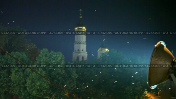 Ночные мошки кружатся вокруг уличного фонаря на улице летом. Стоковое видео, видеограф Losevsky Pavel / Фотобанк Лори