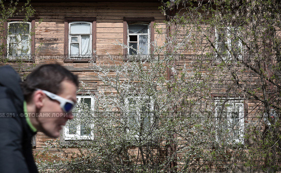 Ногинск  деревянный жилой дом (2022 год). Редакционное фото, фотограф Дмитрий Неумоин / Фотобанк Лори