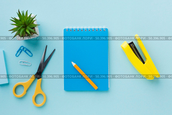 notepad stapler flat lay. Стоковое фото, агентство Ingram Publishing / Фотобанк Лори