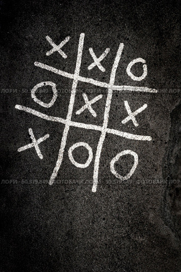 Noughts and Crosses game on paving. Стоковое фото, агентство Ingram Publishing / Фотобанк Лори