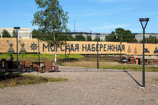 Новая морская набережная «Город у Белого моря». Губа Лупче. Кандалакшский залив. Белое море. Кандалакша. Мурманская область (2023 год). Редакционное фото, фотограф Сергей Афанасьев / Фотобанк Лори