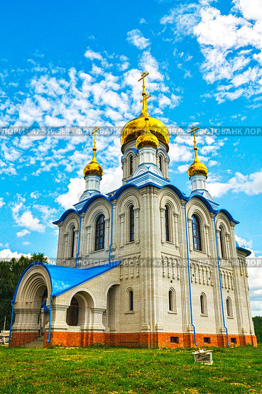 Новая церковь в честь иконы Божией Матери «Всех скорбящих Радость». Село Упорово. Тюменская область (2017 год). Стоковое фото, фотограф Александр Тараканов / Фотобанк Лори