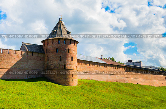 Новгородский детинец (Новгородский кремль). Летний солнечный день. Великий Новгород. Россия (2022 год). Стоковое фото, фотограф E. O. / Фотобанк Лори