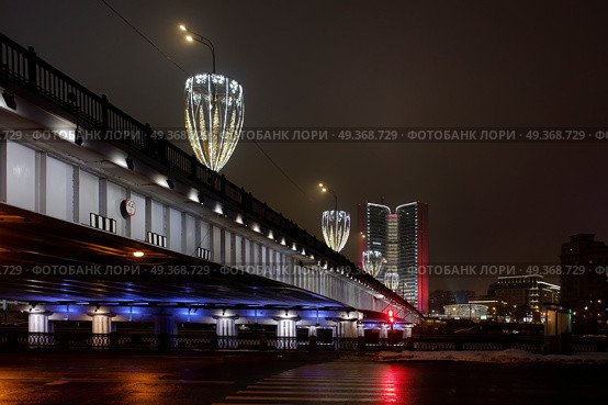 Новоарбатский мост и дом-книжка СЭВ на Новом Арбате в Москве с ночной подсветкой. Зимняя ночь (2021 год). Редакционное фото, фотограф Александр Кузнецов / Фотобанк Лори