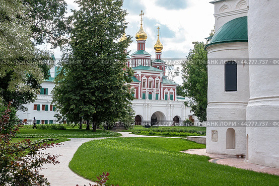 Новодевичий монастырь. Москва. Храм Покрова Пресвятой Богородицы  (Покровская надвратная церковь). (2024 год). Редакционное фото, фотограф Лариса Гордеева / Фотобанк Лори
