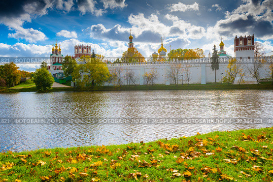 Новодевичий монастырь. Осений день. Москва. Россия (2022 год). Стоковое фото, фотограф E. O. / Фотобанк Лори