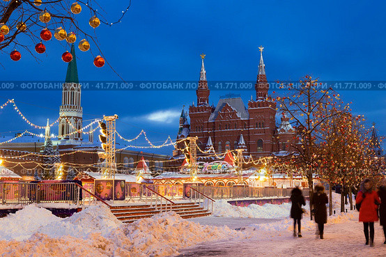 Новогодние праздники на Красной площади зимним вечером, Москва, Россия (2018 год). Стоковое фото, фотограф Наталья Волкова / Фотобанк Лори