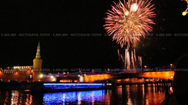 Новогодний фейерверк на Москворецкой набережной (2014 год). Стоковое видео, видеограф Алёшина Оксана / Фотобанк Лори