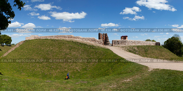Новогрудский замок. Новогрудок, Гродненская область. Беларусь (2024 год). Редакционное фото, фотограф Сергей Афанасьев / Фотобанк Лори