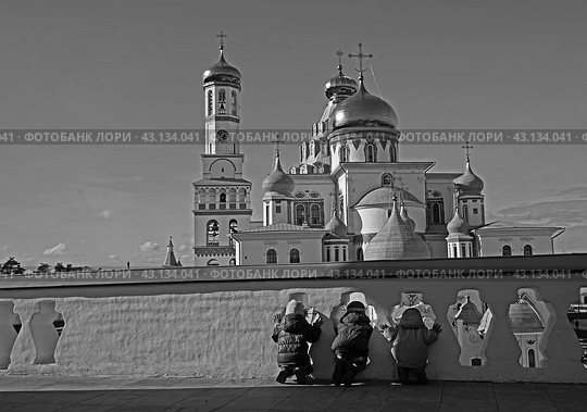 Новоирусалимский монастырь, дети смотрят на храм сквозь отверстия в парапете (2017 год). Редакционное фото, фотограф Валерий Леонидович / Фотобанк Лори